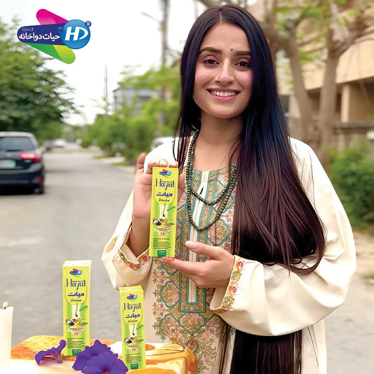 Ukasha gul ashraf showing hayat harbel hair oil bottle and packing